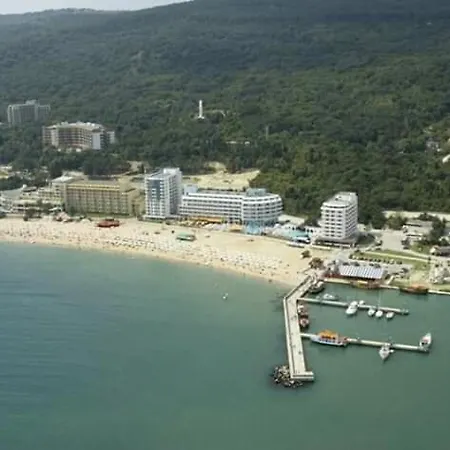 Villa Golden Sands 2*